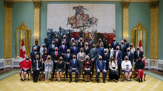 La gouverneure générale avec les membres du Conseil des ministres du Canada