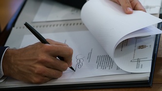 Le premier ministre Trudeau signe un document