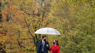 Le premier ministre Trudeau et Sophie marchent avec un parapluie sous la pluie