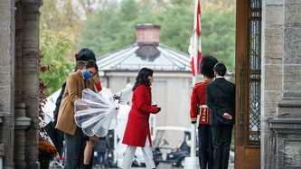 La ministre Anand et des membres de sa famille arrivent à Rideau Hall