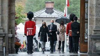 Le ministre Miller et des membres de sa famille arrivent à Rideau Hall