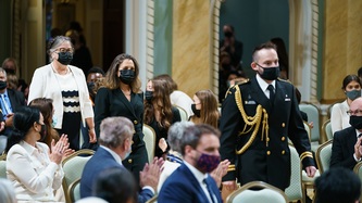 La VPM Freeland et la ministre Lebouthillier longent le rang d’accueil