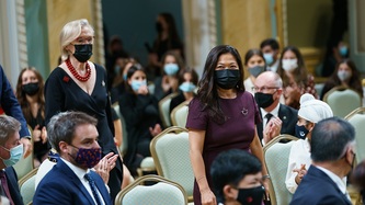 Les ministres Ng et Bennett longent le rang d’accueil