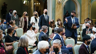 Le ministre LeBlanc salut un membre de l'assistance