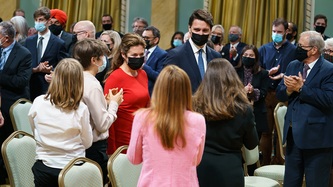 Le premier ministre Trudeau et Sophie longent le rang d’accueil