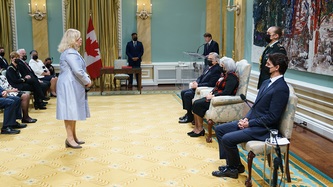 La greffière par intérim Janice Charette se tient debout devant la GG Mary Simon