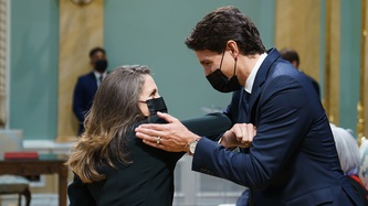 Le premier ministre Trudeau félicite la vice-première ministre Freeland