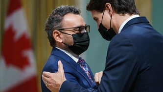 Le premier ministre Trudeau félicite le ministre Alghabra