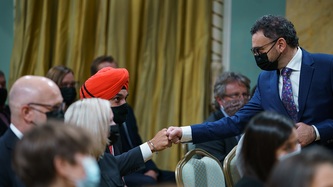 Le ministre Alghabra salue d'un poing-à-poing Navdeep Bains