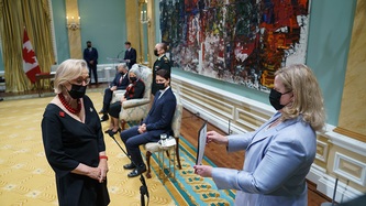 La ministre Bennett prête serment devant la greffière par intérim Janice Charette