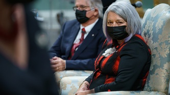 La gouverneure générale Mary Simon est assise et regarde