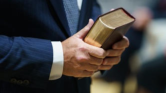 Le ministre LeBlanc tient une bible