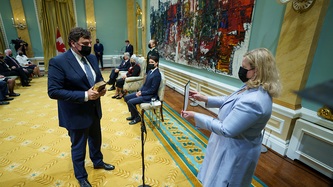 Le ministre LeBlanc tient une bible pendant son assermentation