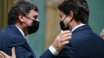 Le premier ministre Trudeau félicite le ministre LeBlanc