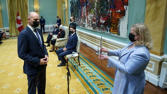 Le ministre Duclos prête serment devant la greffière par intérim Janice Charette