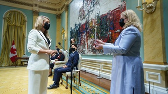 La ministre Joly prête serment devant la greffière par intérim Janice Charette