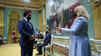 Le ministre Sajjan prête serment devant la greffière par intérim Janice Charette