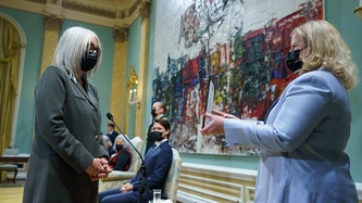 La ministre Hajdu prête serment devant la greffière par intérim Janice Charette