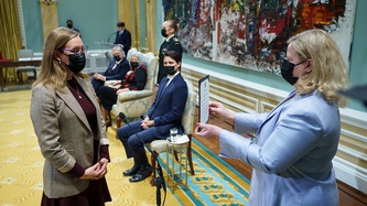 La ministre Gould prête serment devant la greffière par intérim Janice Charette