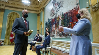 Le ministre Hussen tient une bible pendant son assermentation