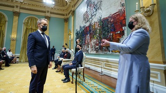 Le ministre O’Regan prête serment devant la greffière par intérim Janice Charette