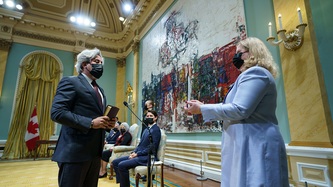 Le ministre Rodriguez tient une bible pendant son assermentation