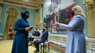 La ministre Petitpas Taylor tient une bible pendant son assermentation