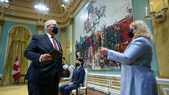 Le ministre Blair tient une bible pendant son assermentation