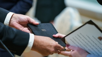 Le ministre Blair remet une bible à la greffière par intérim Janice Charette