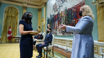 La ministre Tassi tient une bible pendant son assermentation