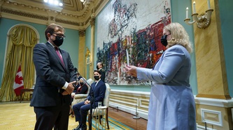 Le ministre Wilkinson prête serment devant la greffière par intérim Janice Charette