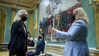La ministre Murray prête serment devant la greffière par intérim Janice Charette