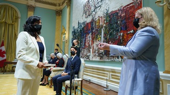 La ministre Anand prête serment devant la greffière par intérim Janice Charette
