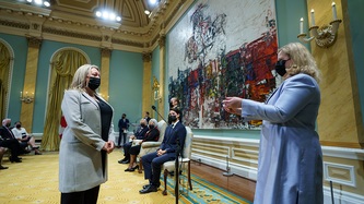 La ministre Fortier prête serment devant la greffière par intérim Janice Charette