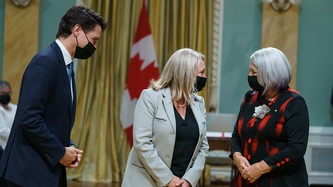 La ministre Fortier parle à la gouverneure générale Mary Simon sous le regard du PM Trudeau