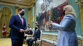 Le ministre Mendicino tient une bible pendant son assermentation