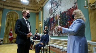 Le ministre Miller prête serment devant la greffière par intérim Janice Charette