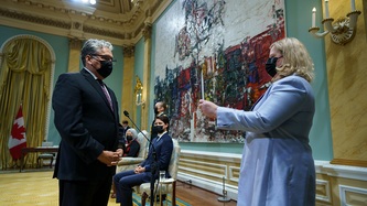 Le ministre Vandal prête serment devant la greffière par intérim Janice Charette