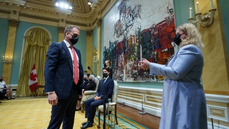 Le ministre Holland prête serment devant la greffière par intérim Janice Charette