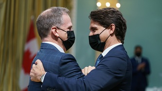 Le premier ministre Trudeau félicite le ministre Holland