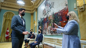 Le ministre Fraser prête serment devant la greffière par intérim Janice Charette