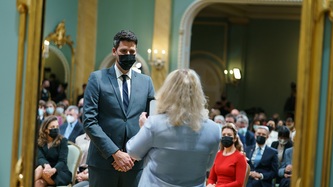 Le ministre Fraser prête serment devant la greffière par intérim Janice Charette
