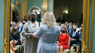 La ministre Hutchings prête serment devant la greffière par intérim Janice Charette