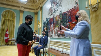 La ministre Ien tient une bible pendant son assermentation