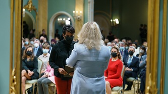 La ministre Ien prête serment devant la greffière par intérim Janice Charette