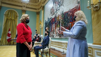 La ministre Jaczek prête serment devant la greffière par intérim Janice Charette