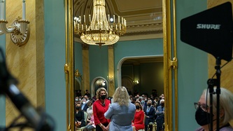 Le reflet de la ministre Jaczek et de la greffière par intérim Janice Charette dans un miroir