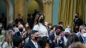 Les participants à la cérémonie applaudissent la ministre Khera
