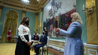 La ministre Khera prête serment devant la greffière par intérim Janice Charette