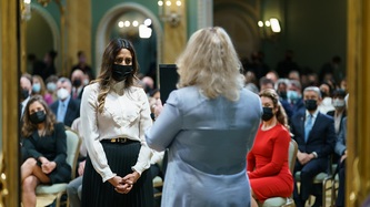 La ministre Khera prête serment devant la greffière par intérim Janice Charette